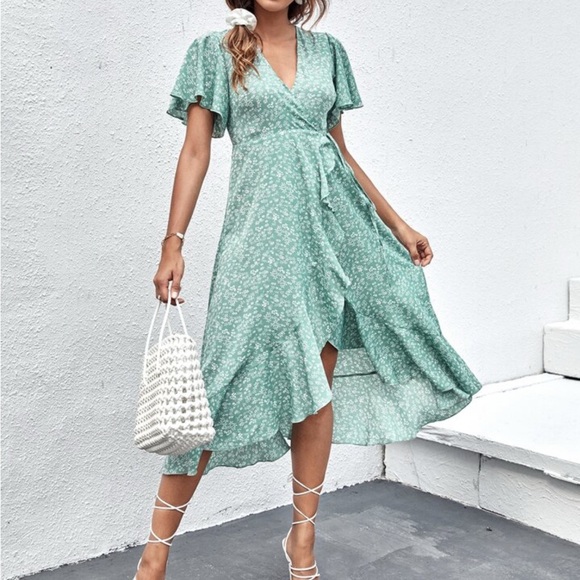 N/A Dresses & Skirts - Blue Floral wrap dress size Medium